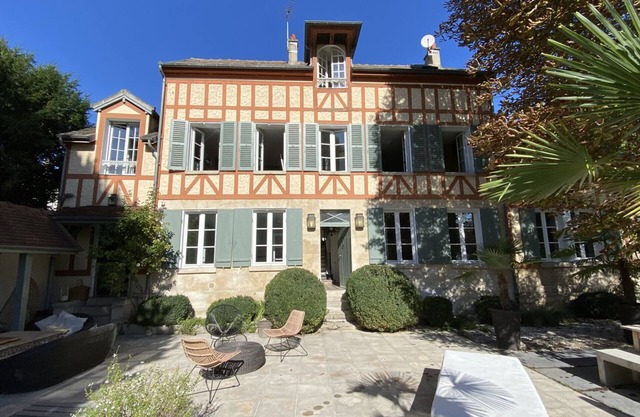 Beautiful house with pool, view and access to the Seine, very close to Paris