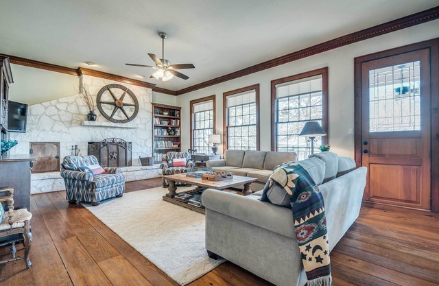 Beautiful Hill Country Ranch Home - 4 Mi to Town!