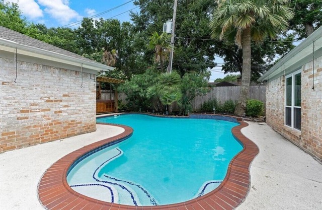 Beautiful home 2 miles from the Galleria