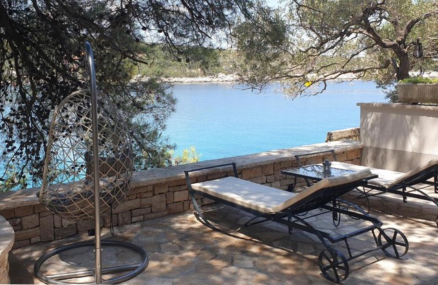 Beautiful home in Gdinj w/ WiFi and 5 Bedrooms