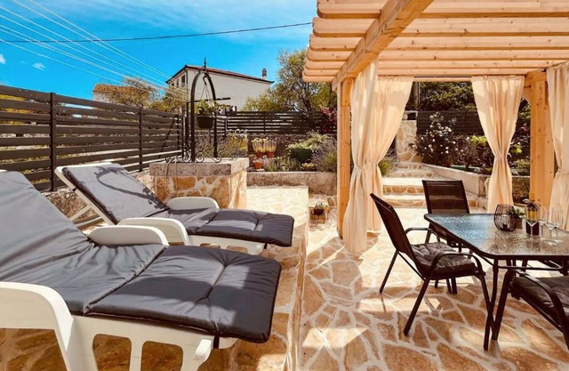Beautiful home in Sibenik with WiFi