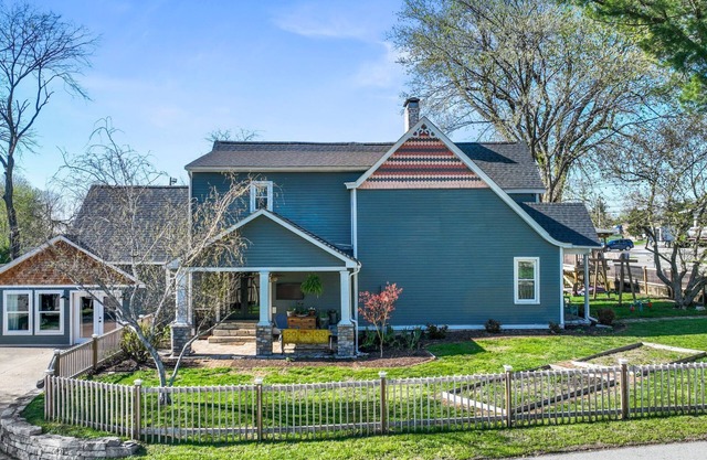 Beautiful home on Bourbon Trail.Close to Keeneland. Walk to downtown Versailles