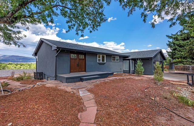 Beautiful home on the bluff overlooking river and mountain views with hot tub!