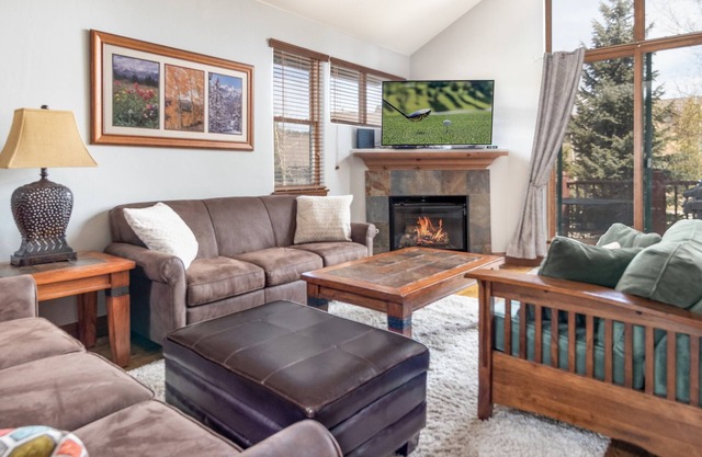 Beautiful Home with Private Hot Tub Deck Fireplace