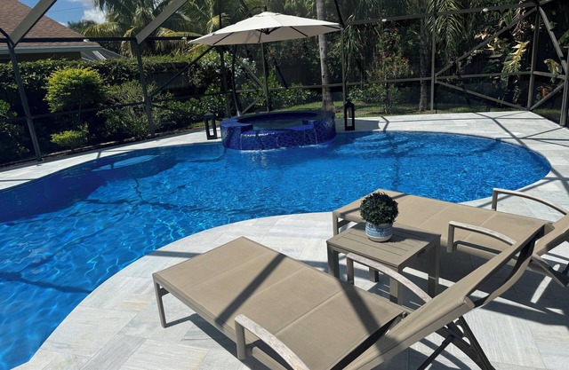 Beautiful Home with Sauna & Heated Pool, 5min from Beaches, close to Airport