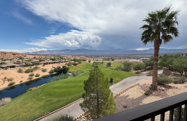 Beautiful House on a Golf Course by Mesquite Vacation Rentals: Magnificent views overlooking the 10th tee box, walk to Falcon Ridge Clubhouse with $510 in free daily activities!