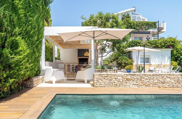 Beautiful house with large garden and pool - ideal for families and groups!