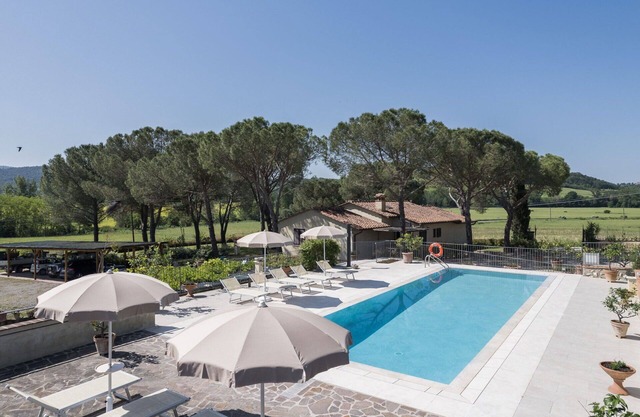 Beautiful private villa with A/C, private pool, WIFI, TV and pets allowed, close to San Gimignano