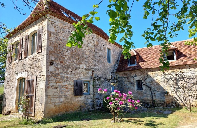 Beautiful Lotoise house, located in a typical village. Large garden and swimming pool.
