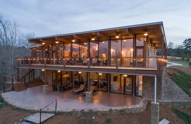 Beautiful Lake House with Breathtaking Views all Year!