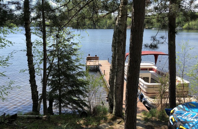 Beautiful Lakefront Cottage Just Steps From The Water On Keyes Lake