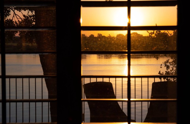 Beautiful lakefront property minutes away from the beautiful downtown square.