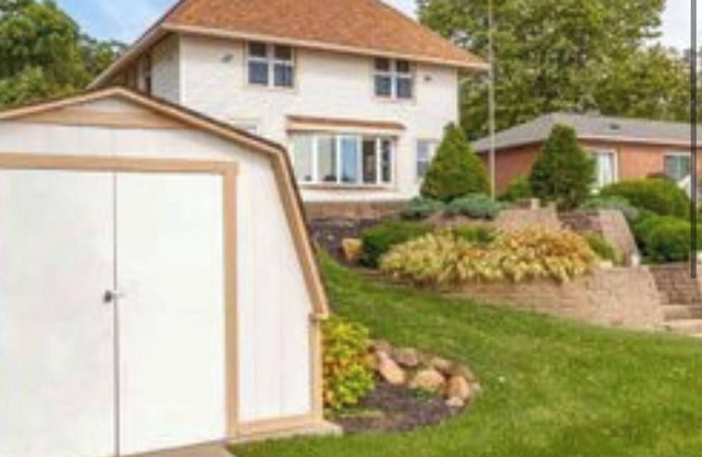 Beautiful lakehouse directly on all sports lake. Stunning views!58ft frontage.