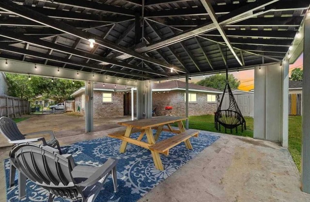 Beautiful Large Home 5 Star Host Close to Airport