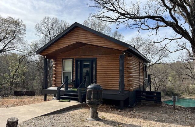 Beautiful Log Cabin with lake access, pond, and 4-wheeling trails