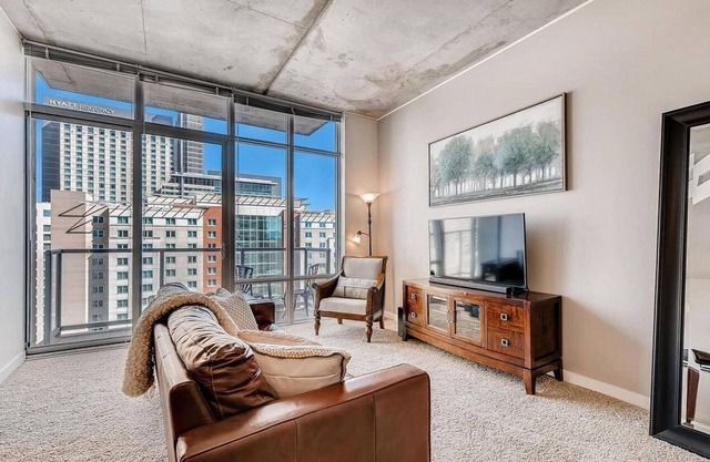 ✨ Beautiful luxurious condo with astonishing views in the heart of Denver!✨