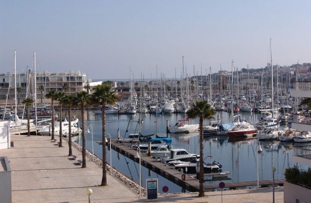 Beautiful luxury apartment with 4 Pool passes, WiFi & UK TV available