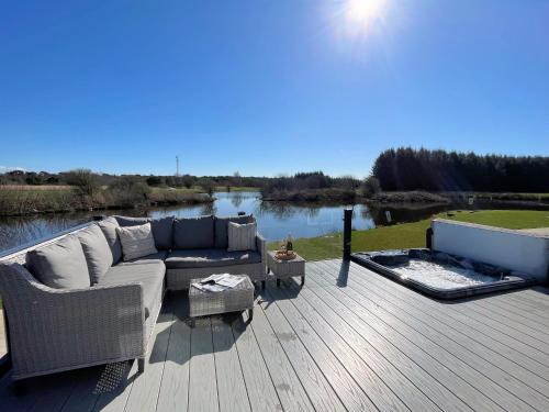 Beautiful Luxury Lakeside Lodge Hot Tub Views Pass the Keys