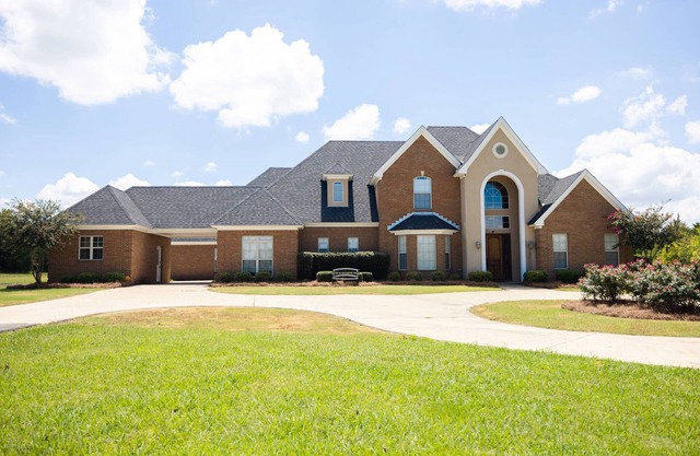 Beautiful Mini Mansion Minutes From the Airport with Private Pool. No Parties!
