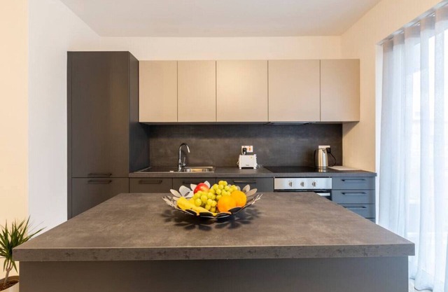 Beautiful Modern Central 2BR Apt