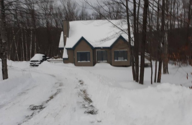 Beautiful Mt area with beautiful scenic views; 6 miles to Mount Snow Ski Resort.