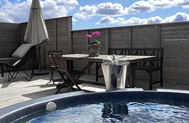 Beautiful new house w/hot tub - 30 min from Reykjavík