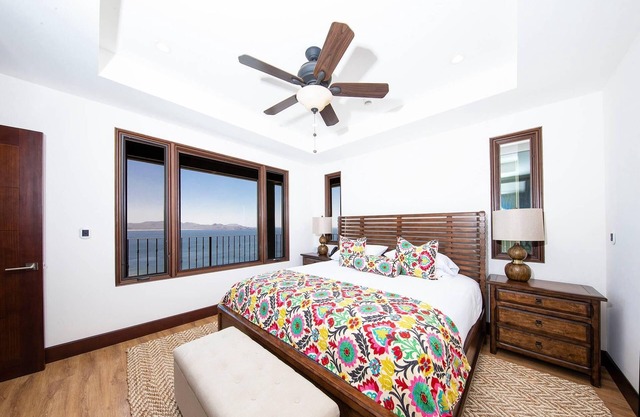 Beautiful ocean view condo, Infinity Pool, Breakfast included