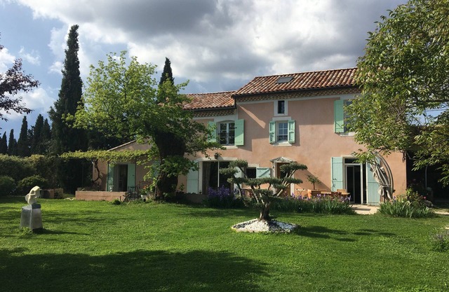 BEAUTIFUL OLD FARMHOUSE SURROUNDED BY VINEYARDS, AVIGNON, MONT VENTOUX