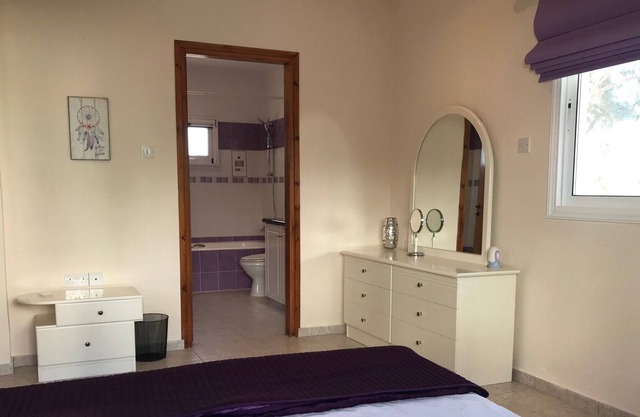 Beautiful open plan apartment less than 5 minutes to the beach