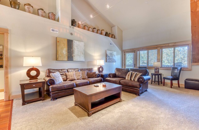 Beautiful penthouse condo w/shared pool & hot tub - amazing views & free WiFi