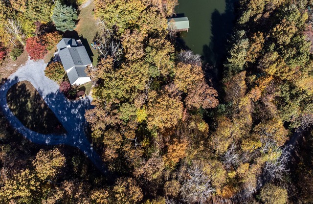 Beautiful pond side mountain retreat - near Massanutten Resort and hiking trails