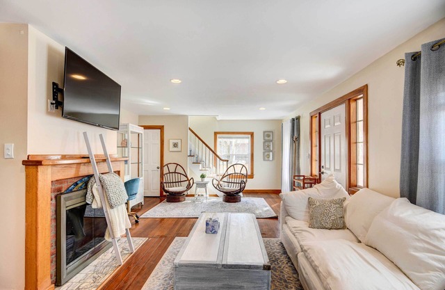 Beautiful Portsmouth Cottage By the Sea w/Jacuzzi