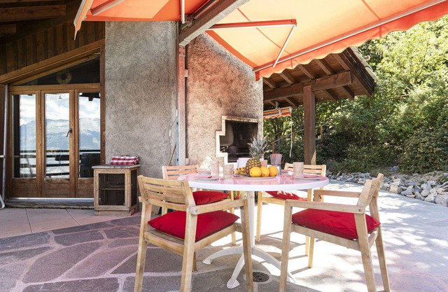 Beautiful private villa with WIFI, private pool, TV, terrace, pets allowed, panoramic view, parking