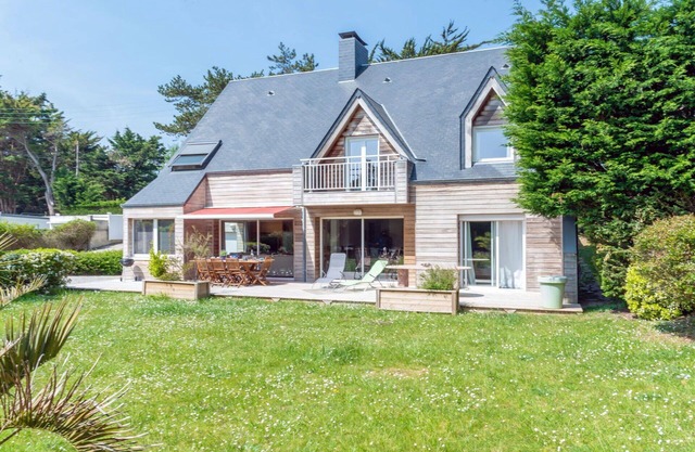 Beautiful private villa for 12 guests with TV, terrace, pets allowed and parking