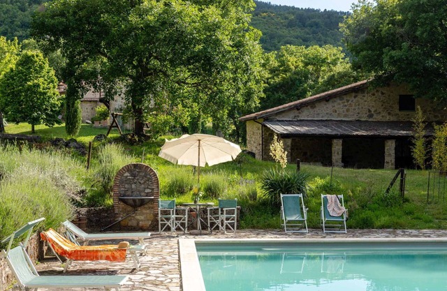 Beautiful private villa for 16 guests with private pool, WIFI