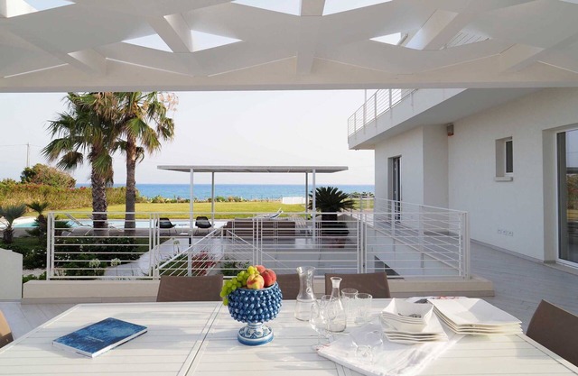 Beautiful private villa with WIFI, sauna, hot tub, private pool, A/C, TV, patio and panoramic view