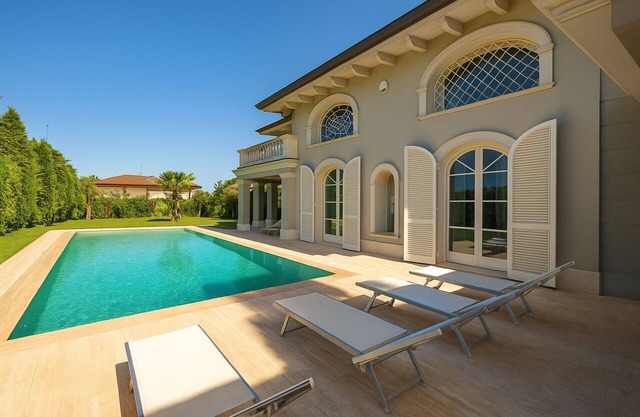 Beautiful private villa for 16 guests with WIFI, private pool, A/C, hot tub, TV, patio and parking