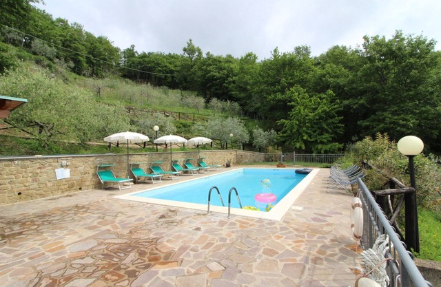 Beautiful private villa with private pool, WIFI, TV, pets allowed and parking, close to Arezzo