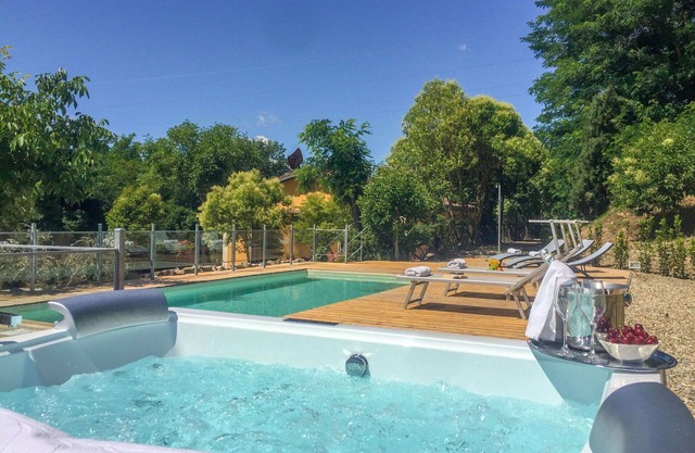 Beautiful private villa for 12 people with WIFI, hot tub, private pool, A/C, TV and parking