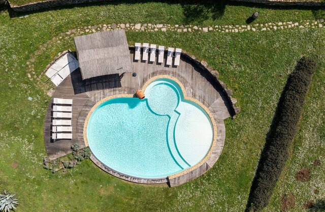 Beautiful private villa with private pool, hot tub, WIFI, A/C, TV, patio, close to San Gimignano