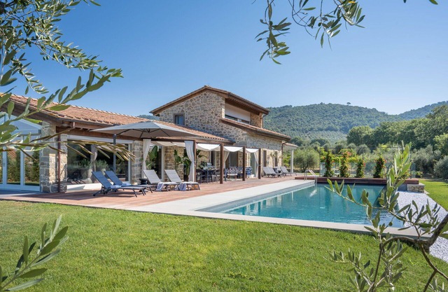 Beautiful private villa for 6 guests with sauna, private pool, A/C, TV and patio, close to Cortona