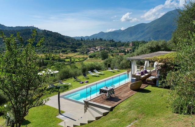Beautiful private villa with hot tub, WIFI, A/C, sauna, private pool, TV, patio, close to Viareggio