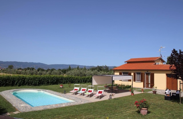 Beautiful private villa with private pool, A/C, WIFI, TV, panoramic view, parking, close to Cortona