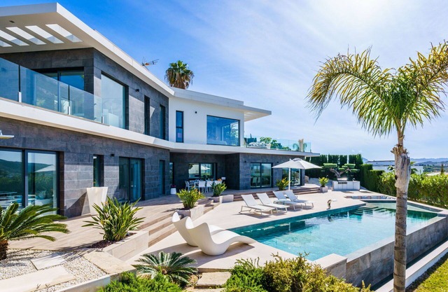 Beautiful private villa for 8 people with WIFI, hot tub, private pool, A/C, TV and patio