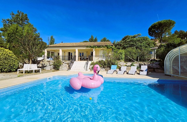Beautiful private villa with large swimmingpool