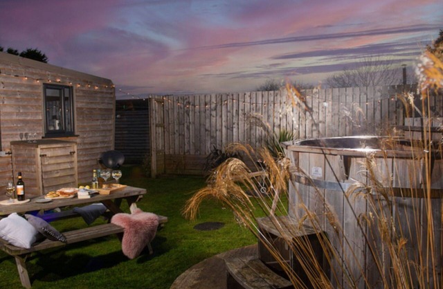 Beautiful private villa for 4 guests with hot tub, WIFI, TV, pets allowed and panoramic view