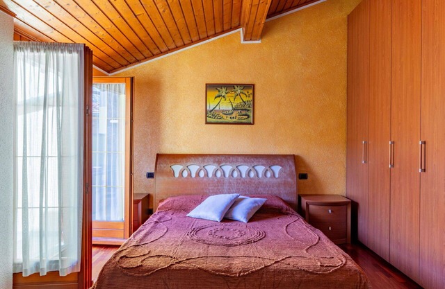 Beautiful private villa for 4 people with hot tub, WIFI, TV, terrace and pets allowed