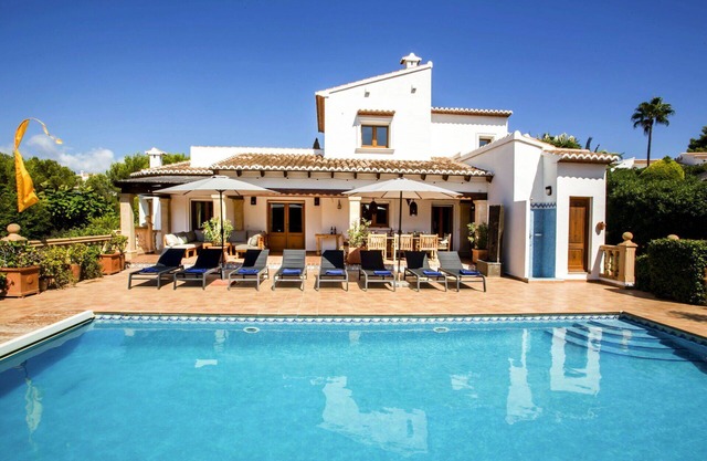 Beautiful private villa for 8 guests with private pool, A/C, WIFI, TV, patio and parking