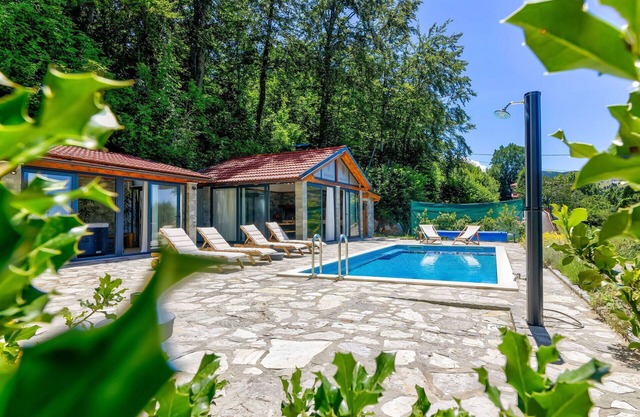 Beautiful private villa for 12 people with private pool, hot tub, A/C, WIFI, TV, terrace and par.