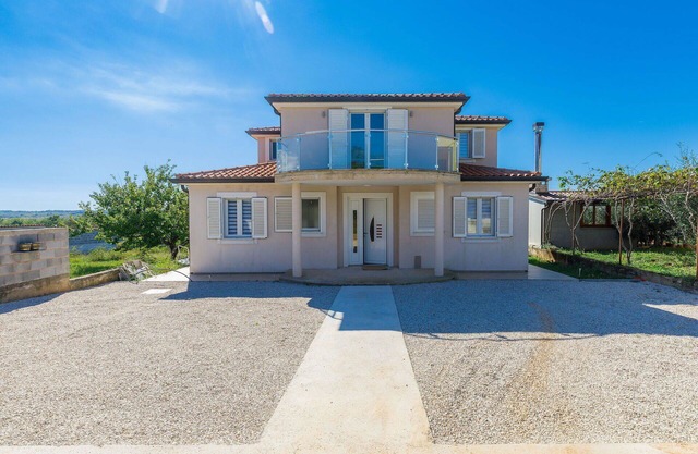 Beautiful private villa for 8 people with A/C, private pool, WIFI, TV and terrace